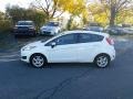 Oxford White - Fiesta SE Hatchback Photo No. 6