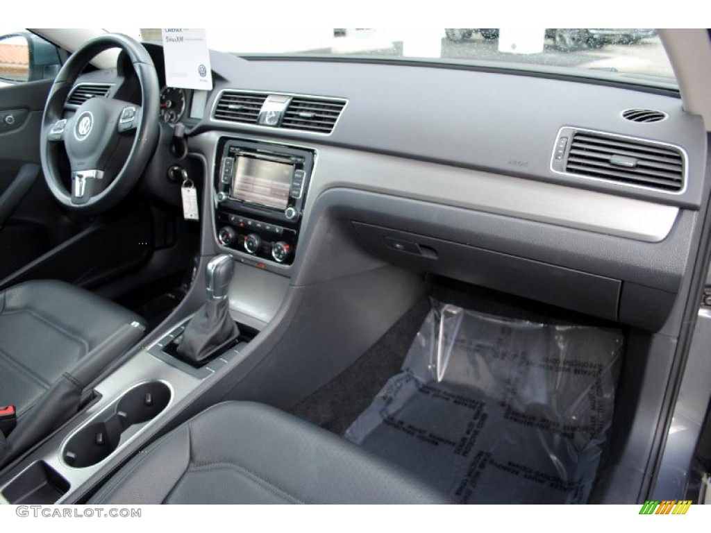 2015 Volkswagen Passat SE Sedan Titan Black Dashboard Photo #108184495