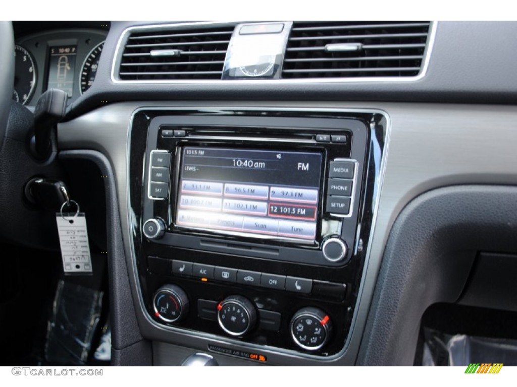2015 Volkswagen Passat SE Sedan Controls Photo #108184501
