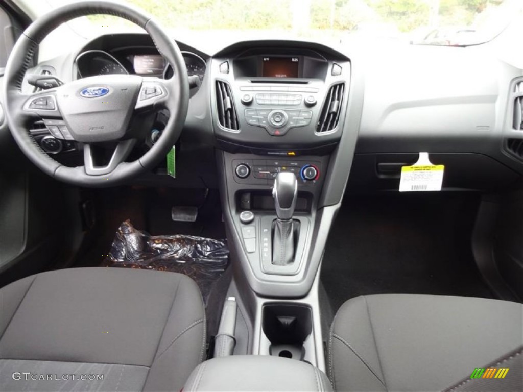 2016 Ford Focus SE Sedan Charcoal Black Dashboard Photo #108202641
