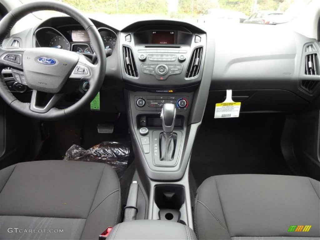 2016 Ford Focus SE Sedan Charcoal Black Dashboard Photo #108204058