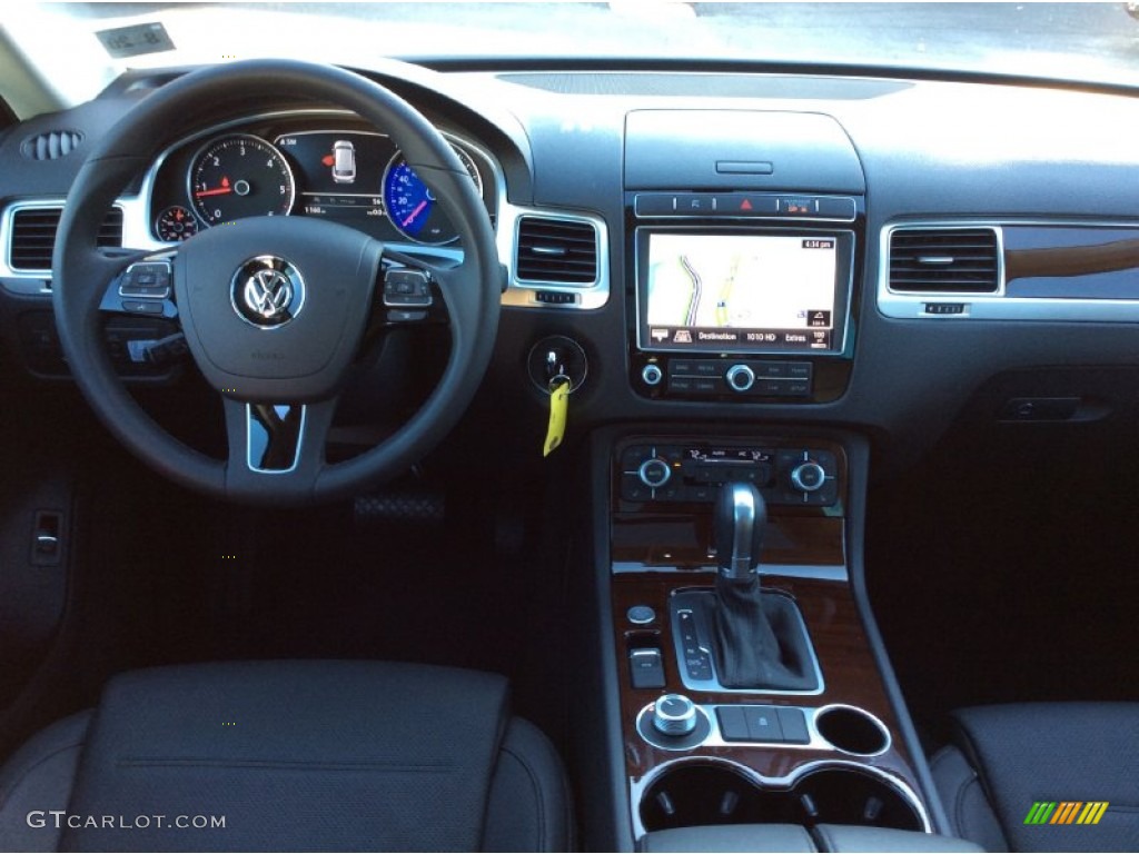 2016 Volkswagen Touareg TDI Lux Dashboard Photos