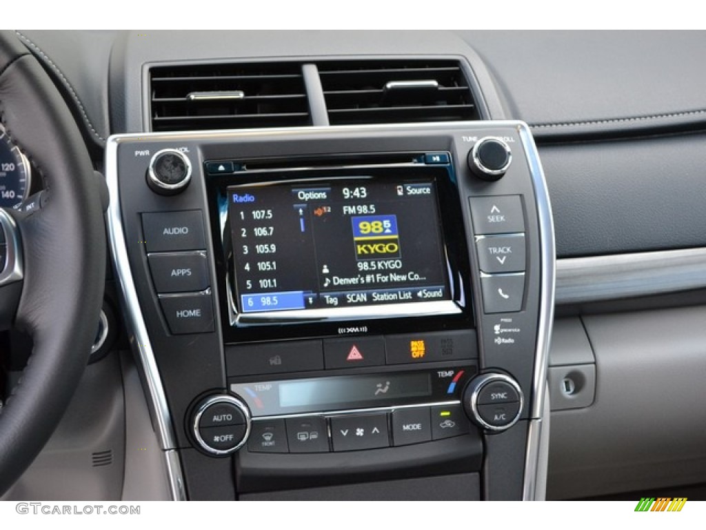 2016 Toyota Camry Hybrid XLE Controls Photos