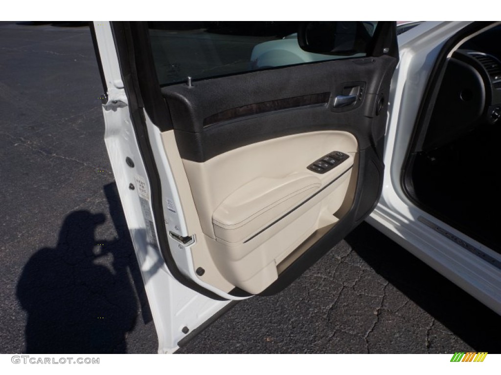 2015 300 C - Bright White / Black/Linen photo #12