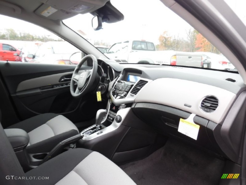 2016 Cruze Limited LS - Silver Ice Metallic / Jet Black/Medium Titanium photo #5