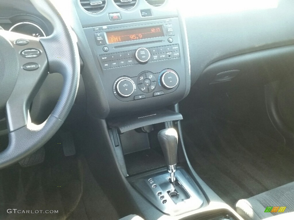 2010 Altima 2.5 S - Super Black / Charcoal photo #14