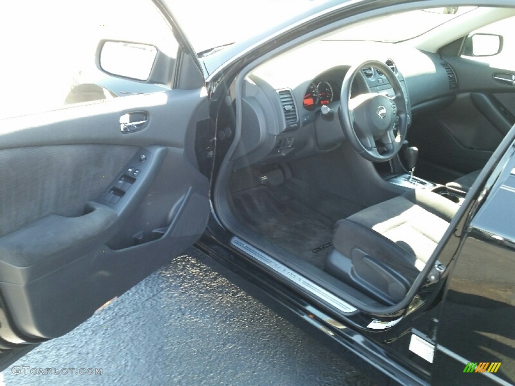 2010 Altima 2.5 S - Super Black / Charcoal photo #16