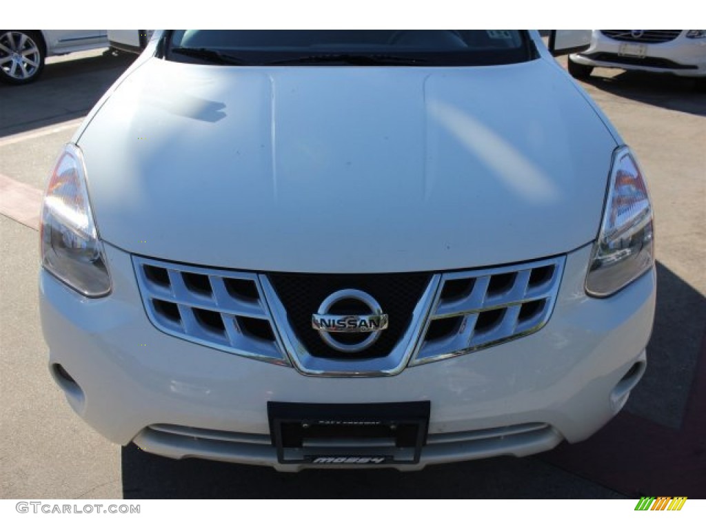 2013 Rogue SV - Pearl White / Black photo #2