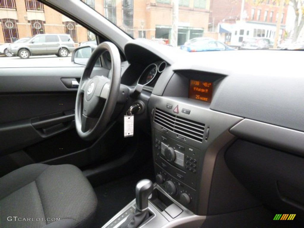 2008 Astra XE Sedan - Arctic White / Charcoal photo #17
