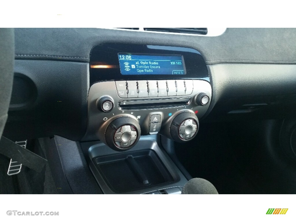 2015 Chevrolet Camaro Z/28 Coupe Controls Photos