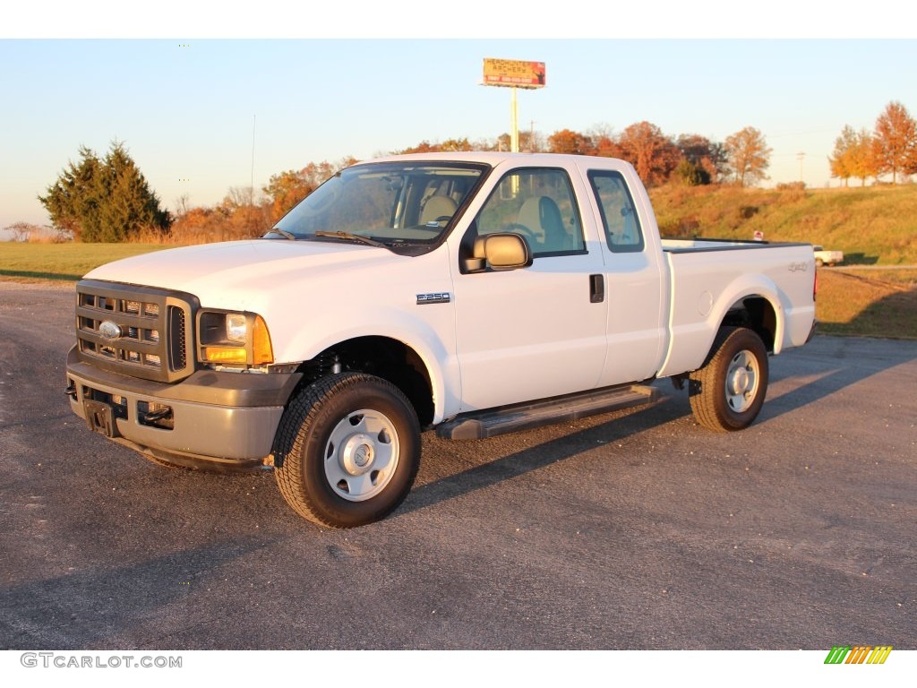 2007 F250 Super Duty XL SuperCab 4x4 - Oxford White Clearcoat / Medium Flint photo #2