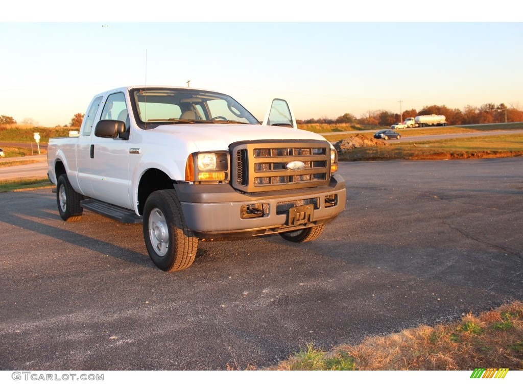 2007 F250 Super Duty XL SuperCab 4x4 - Oxford White Clearcoat / Medium Flint photo #38