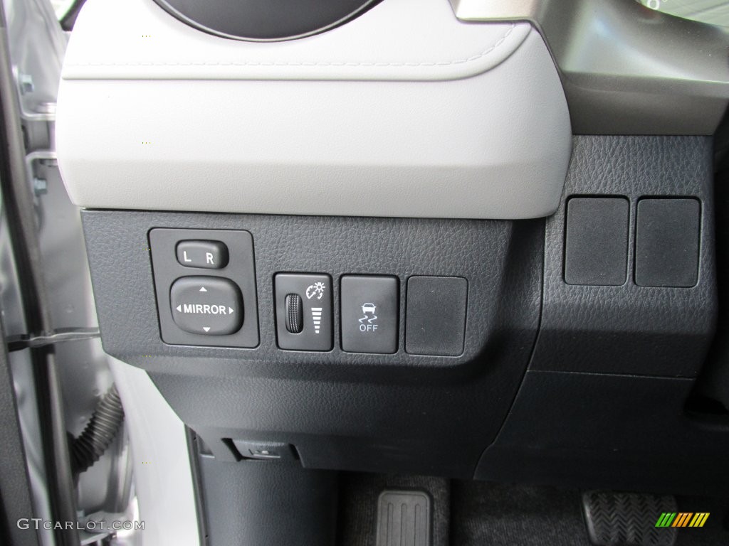 2015 RAV4 LE - Classic Silver Metallic / Ash photo #30