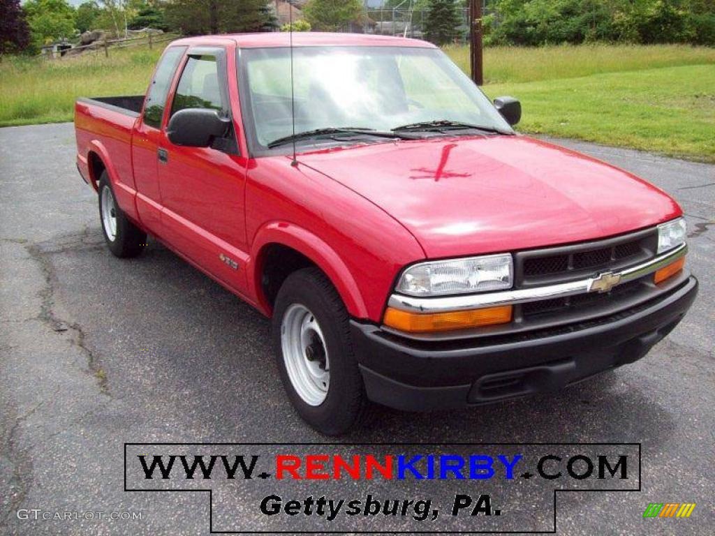 2002 S10 Extended Cab - Victory Red / Graphite photo #1
