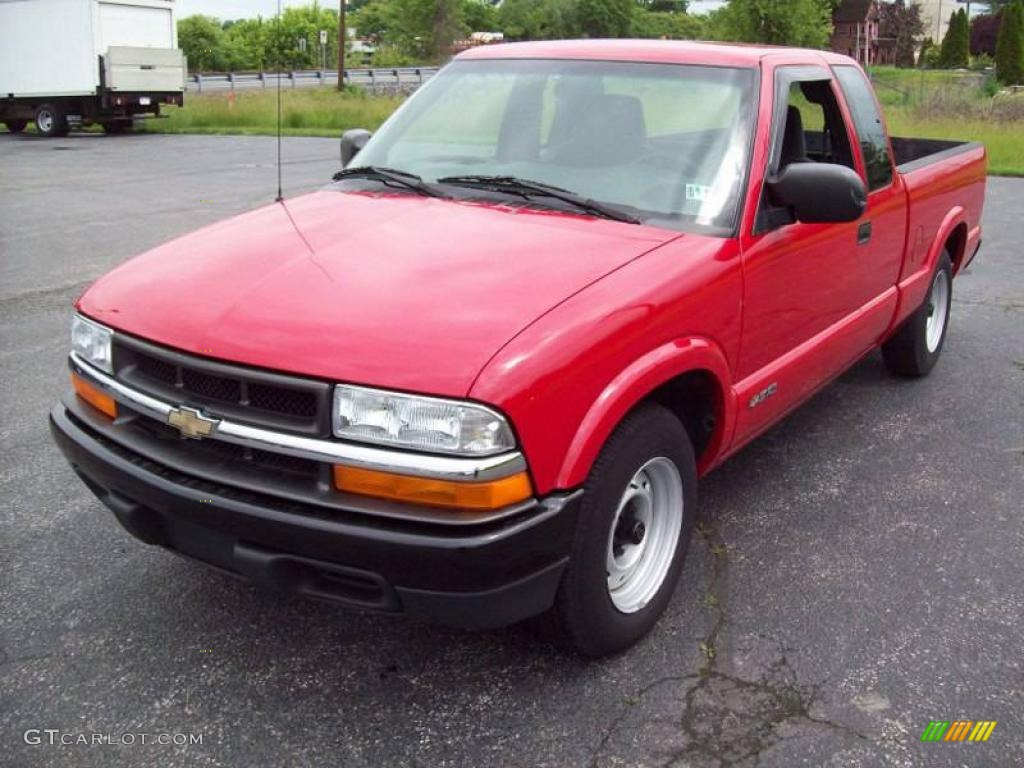 2002 S10 Extended Cab - Victory Red / Graphite photo #2