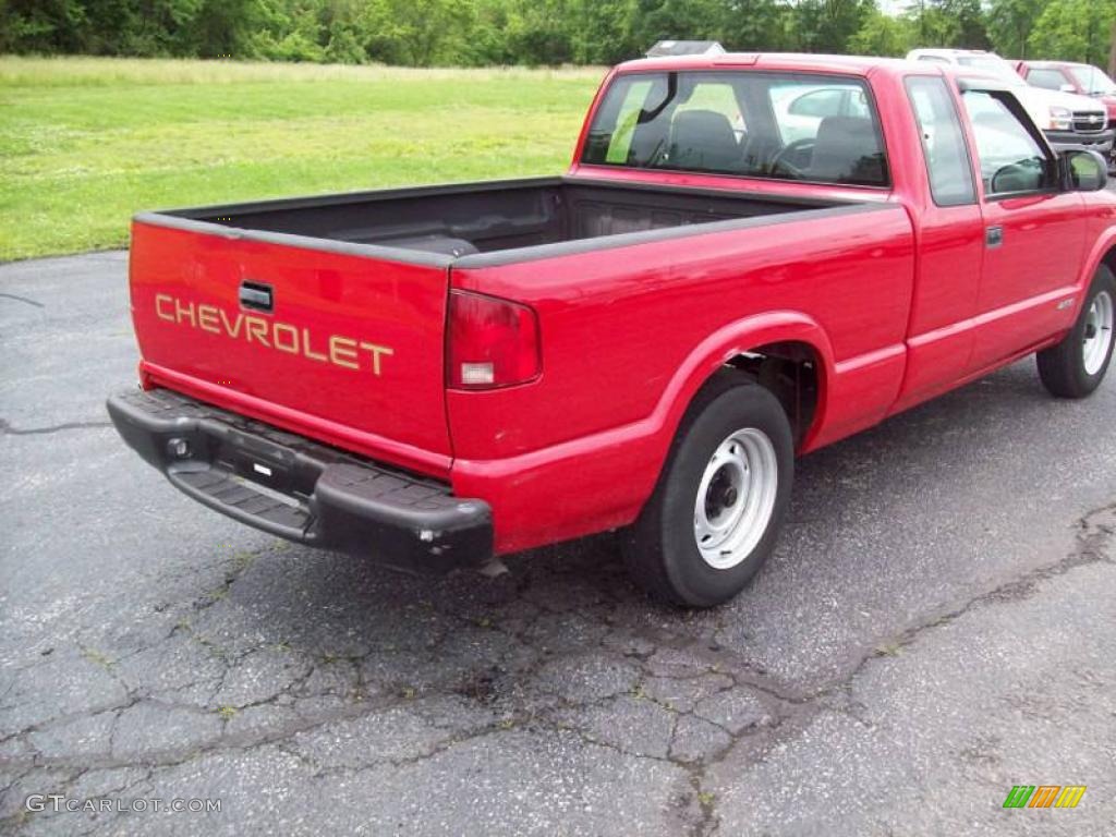 2002 S10 Extended Cab - Victory Red / Graphite photo #3