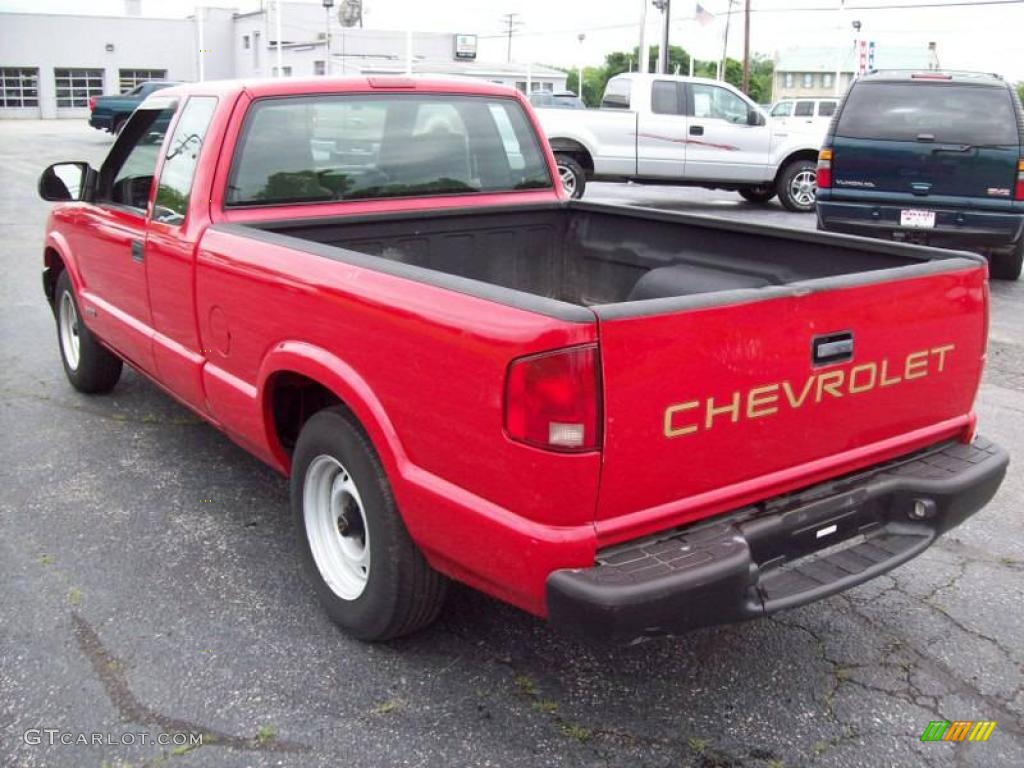 2002 S10 Extended Cab - Victory Red / Graphite photo #4