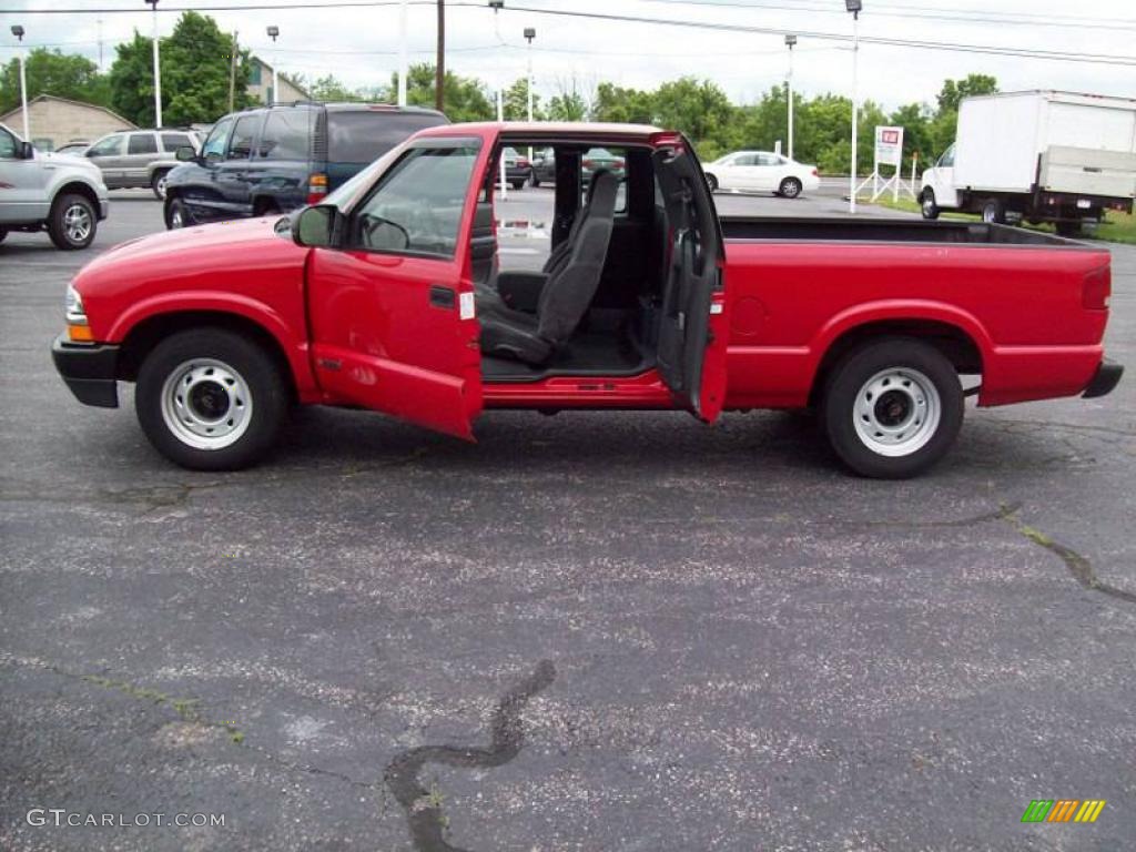 2002 S10 Extended Cab - Victory Red / Graphite photo #6