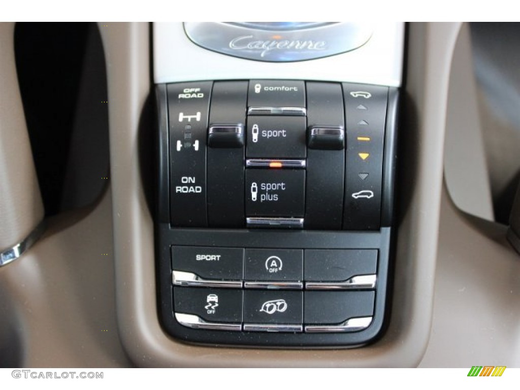 2016 Porsche Cayenne GTS Controls Photos