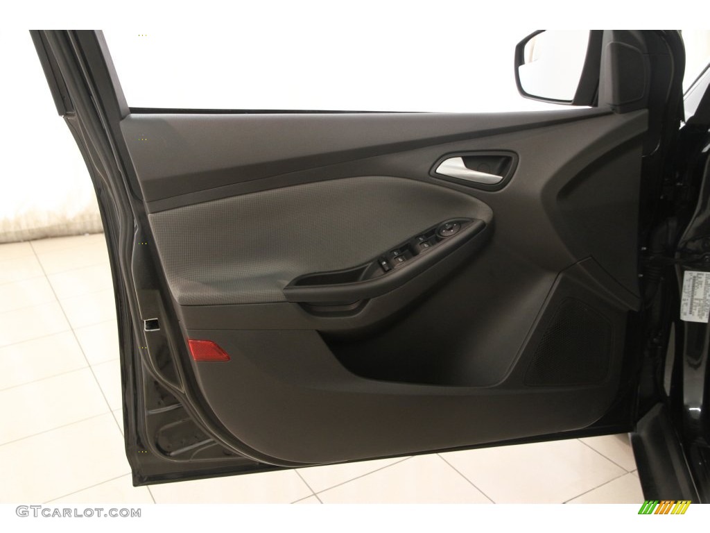 2014 Ford Focus SE Sedan Charcoal Black Door Panel Photo #108507899