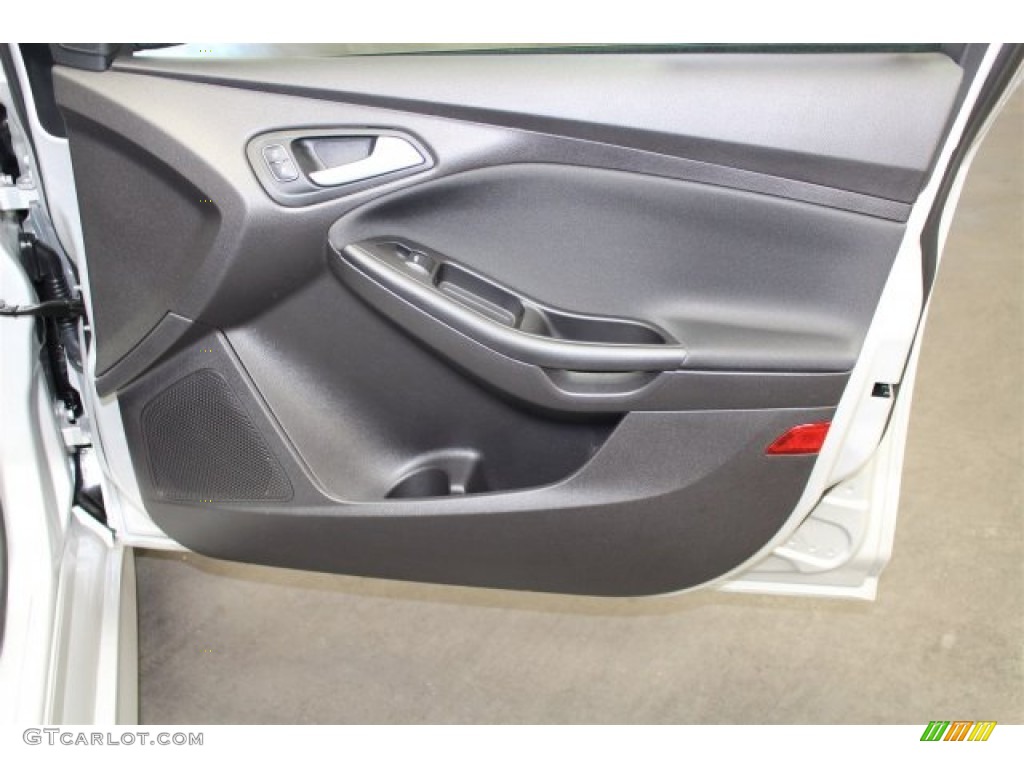 2015 Focus SE Hatchback - Ingot Silver Metallic / Charcoal Black photo #15