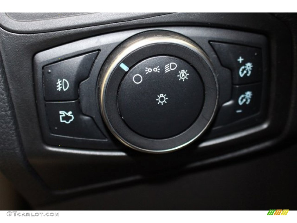 2015 Focus SE Hatchback - Ingot Silver Metallic / Charcoal Black photo #18
