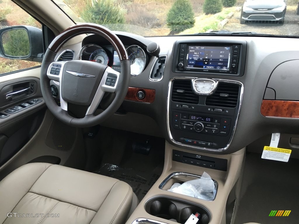 2016 Town & Country Limited Platinum - Brilliant Black Crystal Pearl / Dark Frost Beige/Medium Frost Beige photo #4