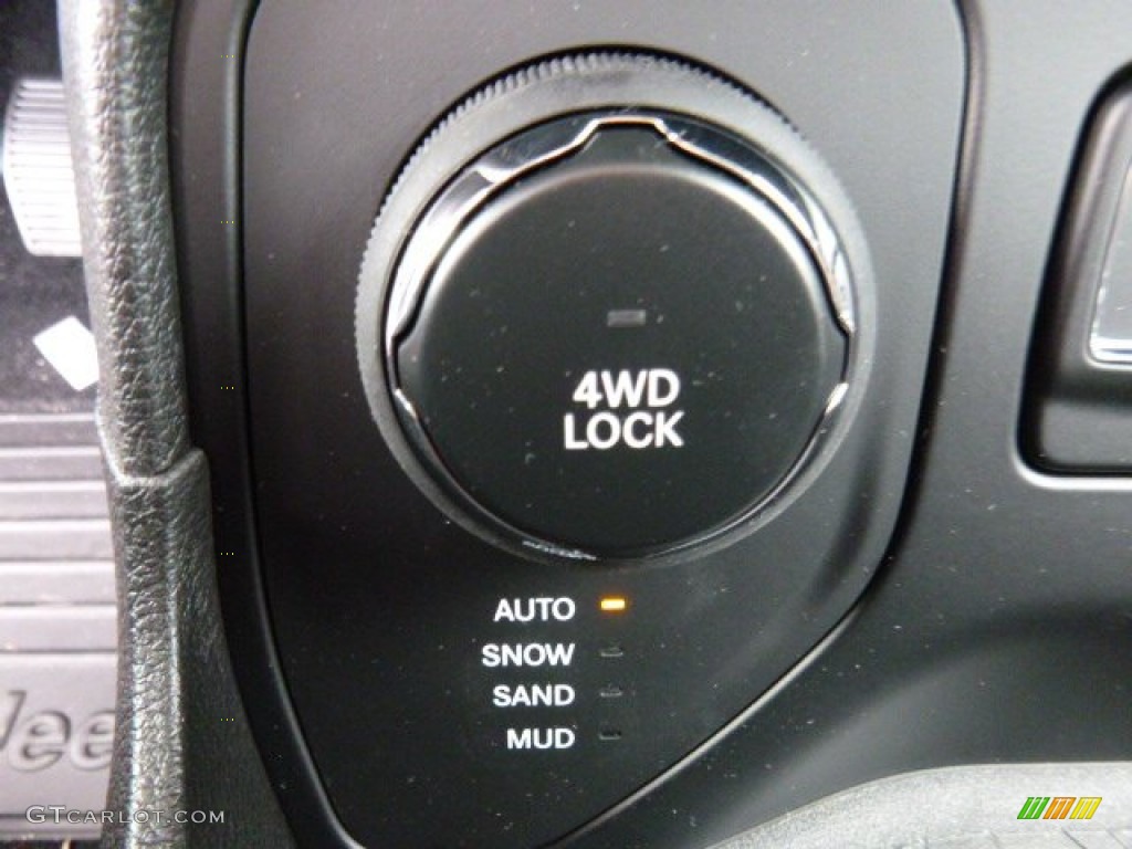 2016 Jeep Renegade Latitude 4x4 Controls Photo #108558058