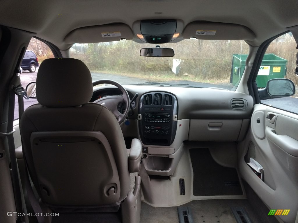 2005 Grand Caravan SXT - Linen Gold Metallic / Dark Khaki/Light Graystone photo #22