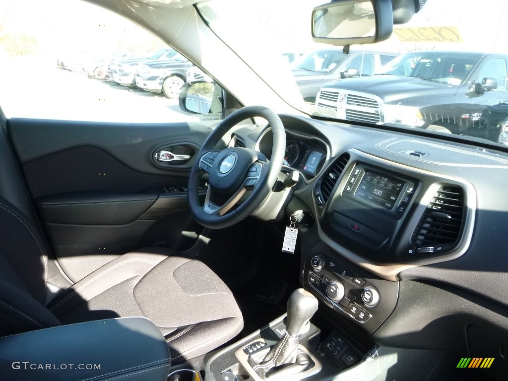 2016 Cherokee Latitude 4x4 - Bright White / Black photo #9