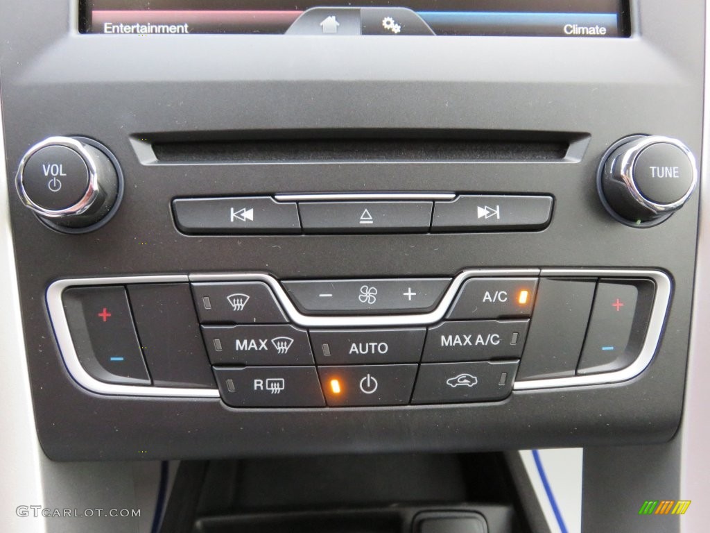 2016 Fusion SE - White Platinum Tri-Coat Metallic / Charcoal Black photo #26