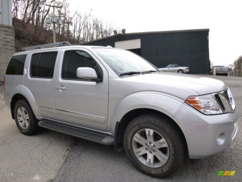 Silver Lightning Nissan Pathfinder