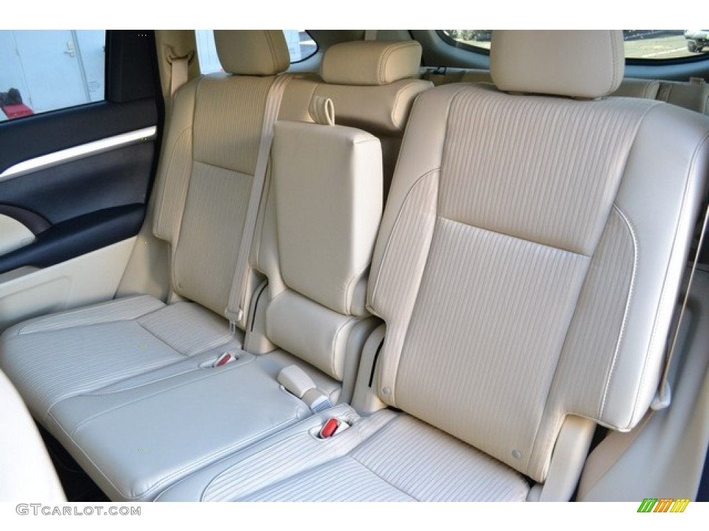 2016 Toyota Highlander LE Plus AWD Rear Seat Photo #108804854