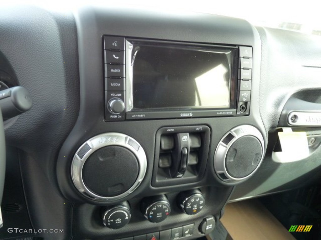 2016 Jeep Wrangler Unlimited Rubicon Hard Rock 4x4 Controls Photos