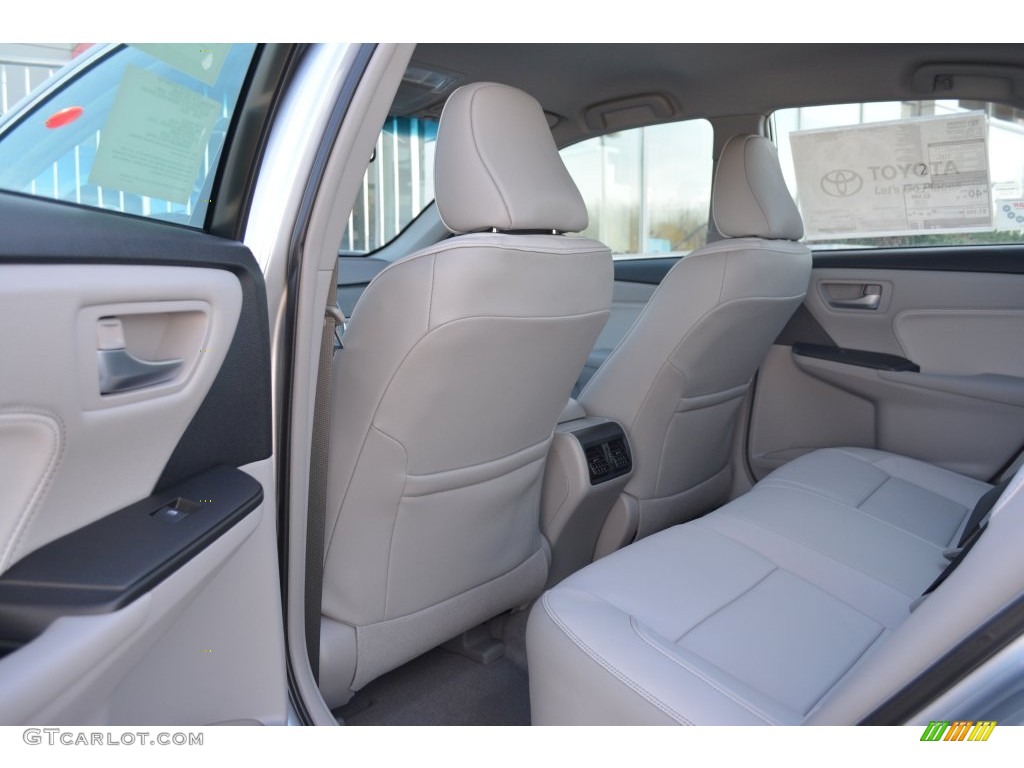 2016 Toyota Camry Hybrid XLE Rear Seat Photos