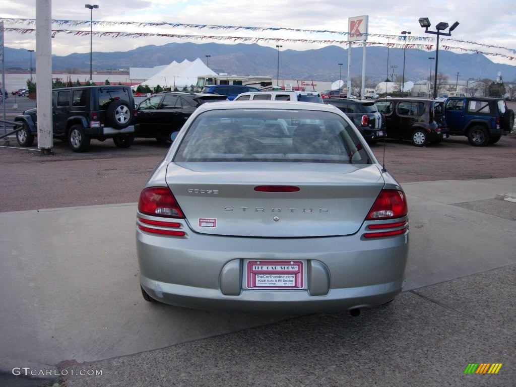 2004 Stratus SE Sedan - Bright Silver Metallic / Dark Slate Gray photo #4