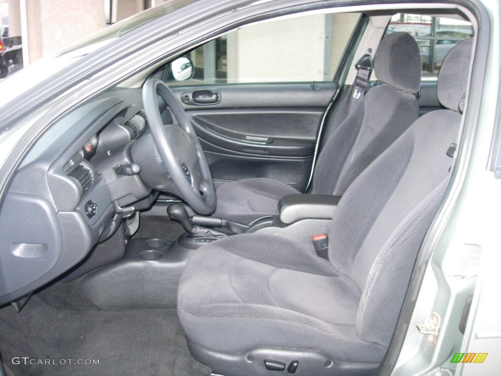 2004 Stratus SE Sedan - Bright Silver Metallic / Dark Slate Gray photo #10