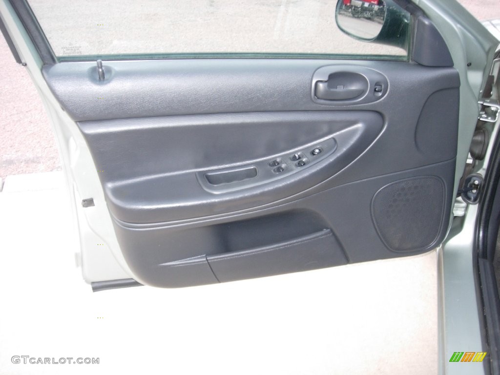 2004 Stratus SE Sedan - Bright Silver Metallic / Dark Slate Gray photo #11