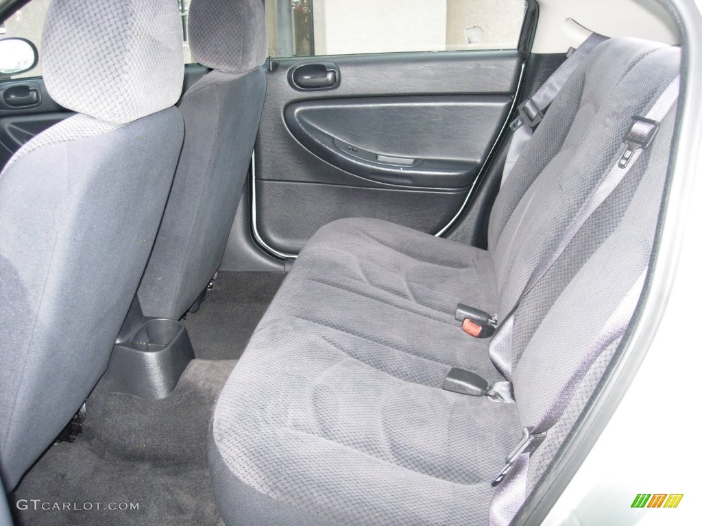2004 Stratus SE Sedan - Bright Silver Metallic / Dark Slate Gray photo #12