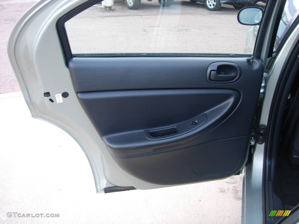 2004 Stratus SE Sedan - Bright Silver Metallic / Dark Slate Gray photo #13