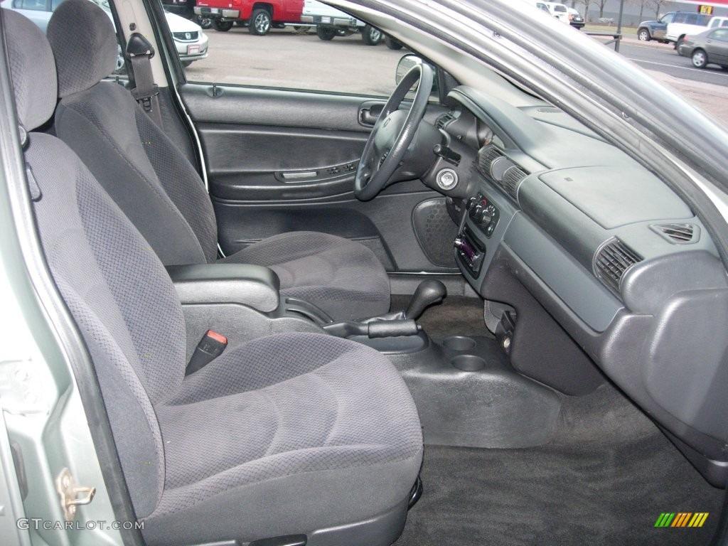 2004 Stratus SE Sedan - Bright Silver Metallic / Dark Slate Gray photo #17