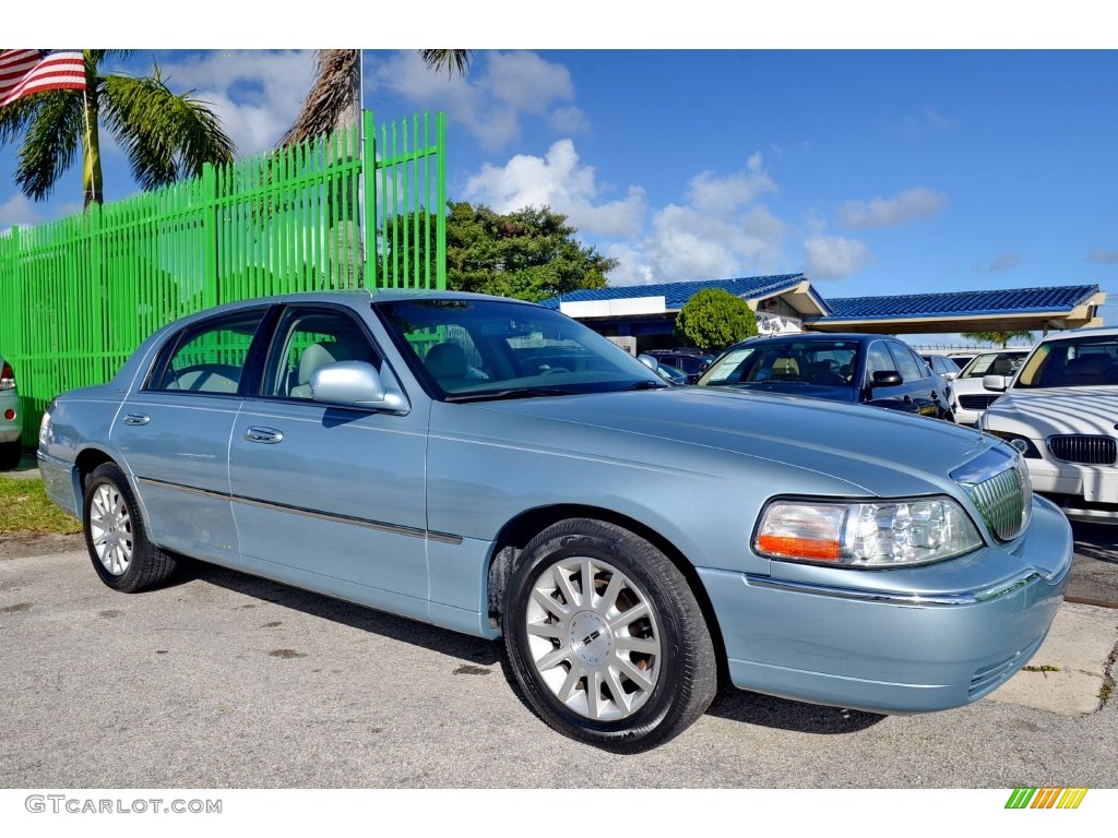 2006 Town Car Signature - Light Ice Blue Metallic / Dove photo #7