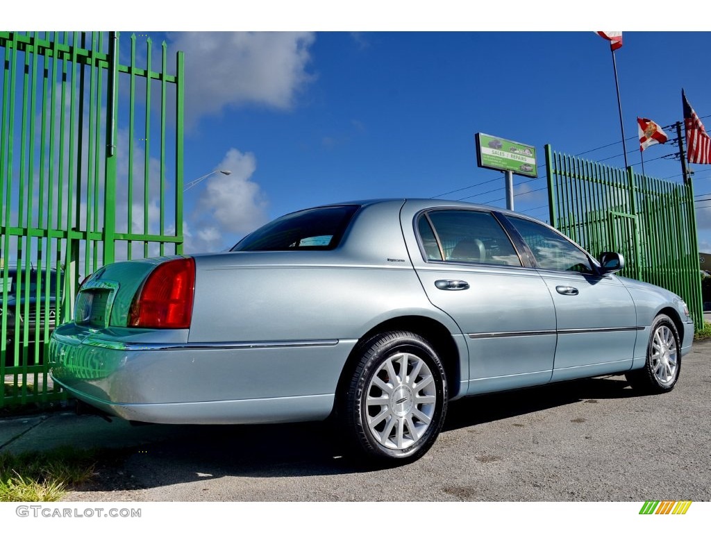 2006 Town Car Signature - Light Ice Blue Metallic / Dove photo #11