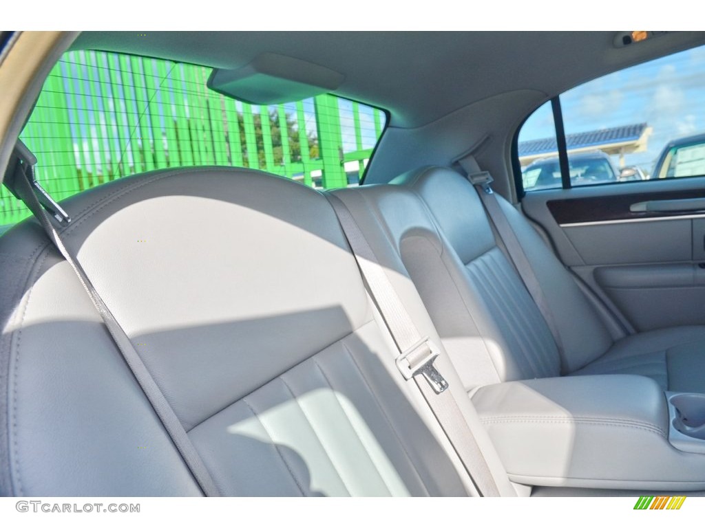 2006 Town Car Signature - Light Ice Blue Metallic / Dove photo #16