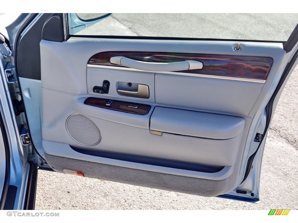 2006 Town Car Signature - Light Ice Blue Metallic / Dove photo #21