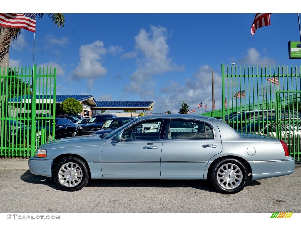 2006 Town Car Signature - Light Ice Blue Metallic / Dove photo #38