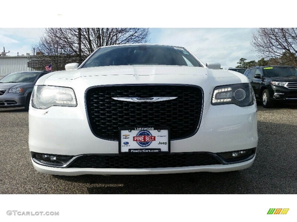 2016 300 S AWD - Ivory Tri-Coat Pearl / Black photo #2