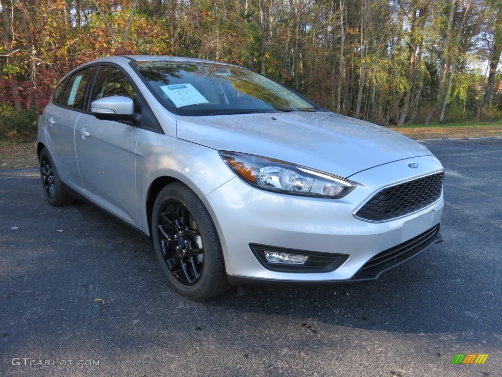 2016 Focus SE Hatch - Ingot Silver / Charcoal Black photo #1