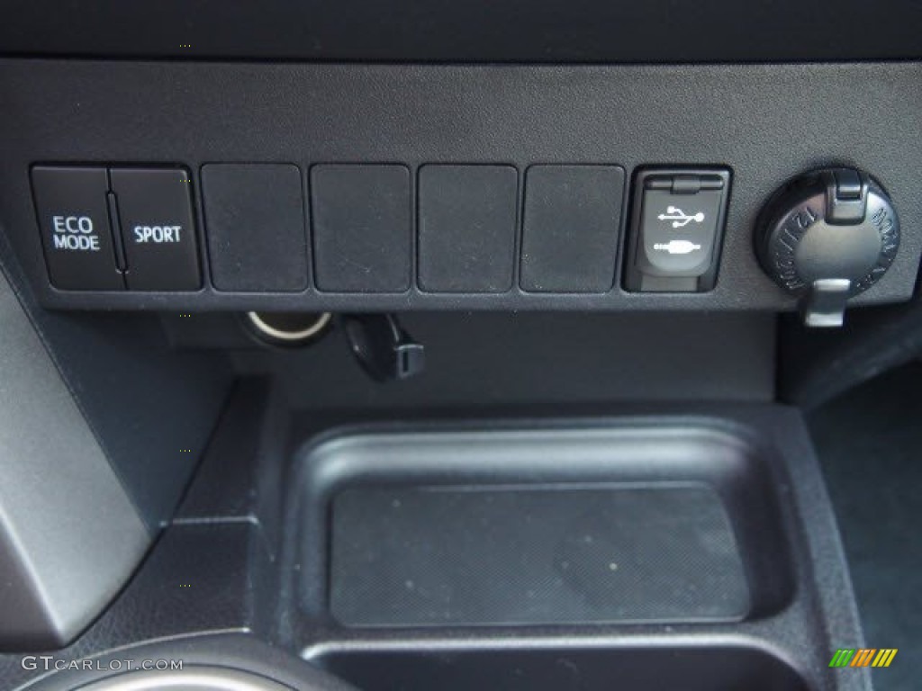 2016 Toyota RAV4 XLE AWD Controls Photo #109193611