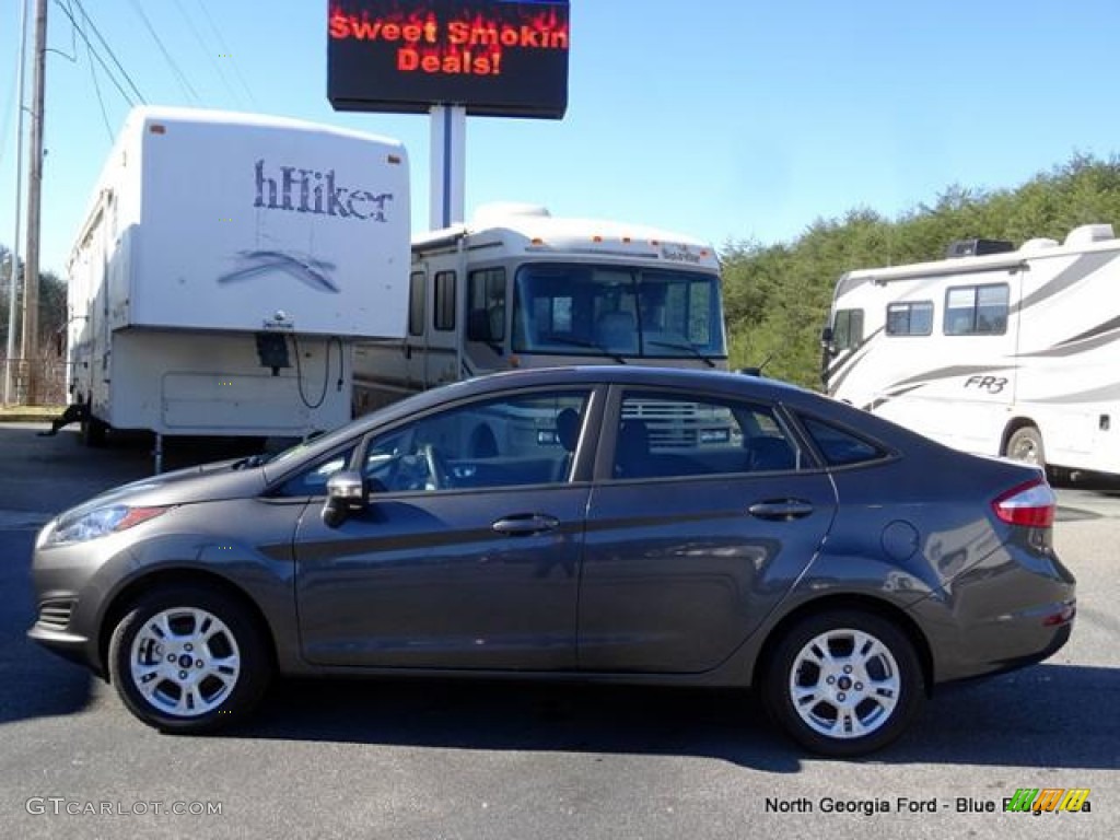 2015 Fiesta SE Sedan - Magnetic Metallic / Charcoal Black photo #2